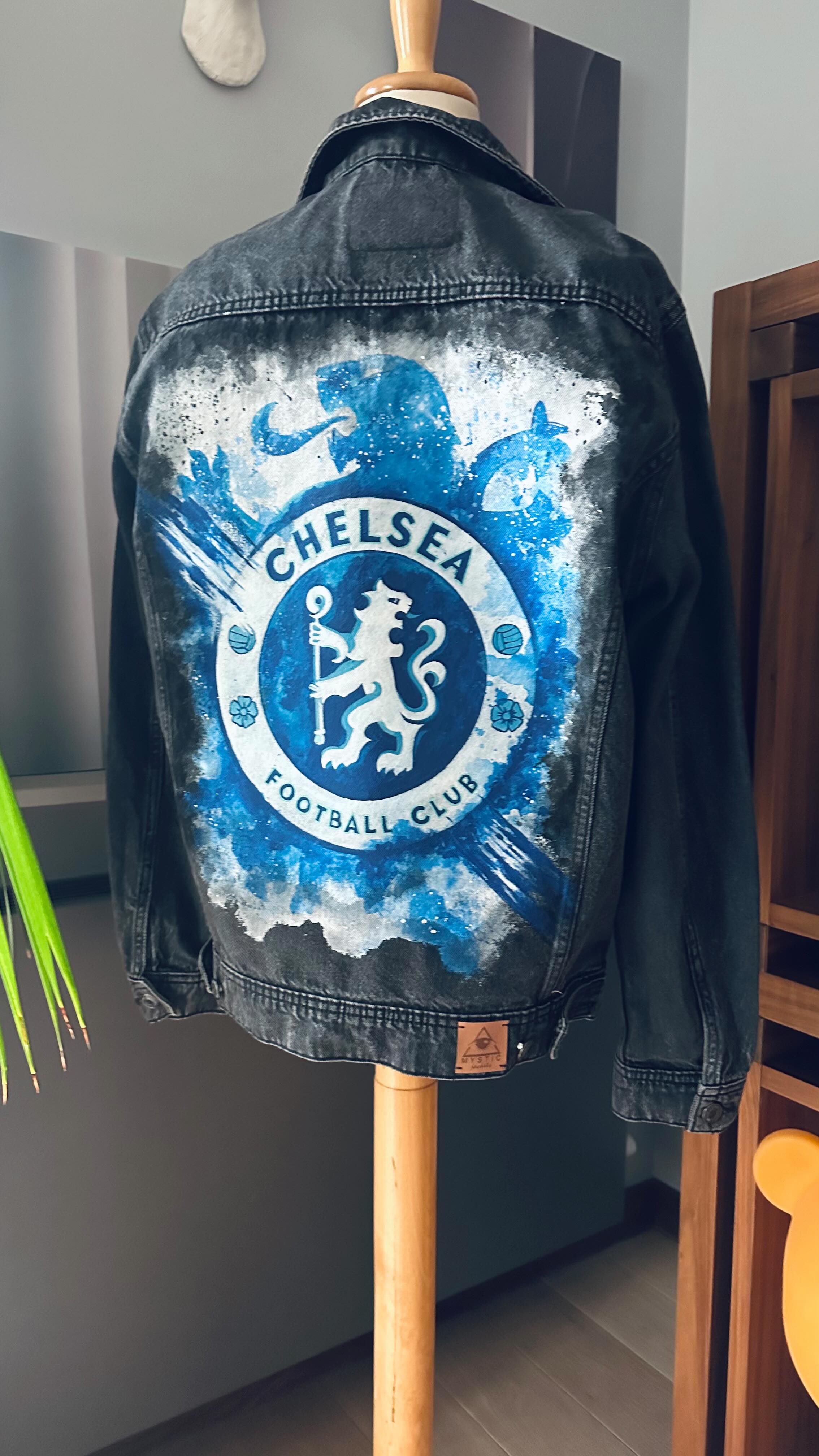 Spersonalizowana, ręcznie malowana kurtka dla fana Chelsea z okazji urodzin! 
Idealny prezent z logo klubu i osobistymi detalami…Taki prezent rozczula! 🔥💙🩵

Malowana na zamówienie! 🎨

Wystarczy napisać wiadomość i przesłać swoją kurtkę! 

#ChelseaFC #Handmade #PersonalizedGift #Birthday #customdenim 🎉💙